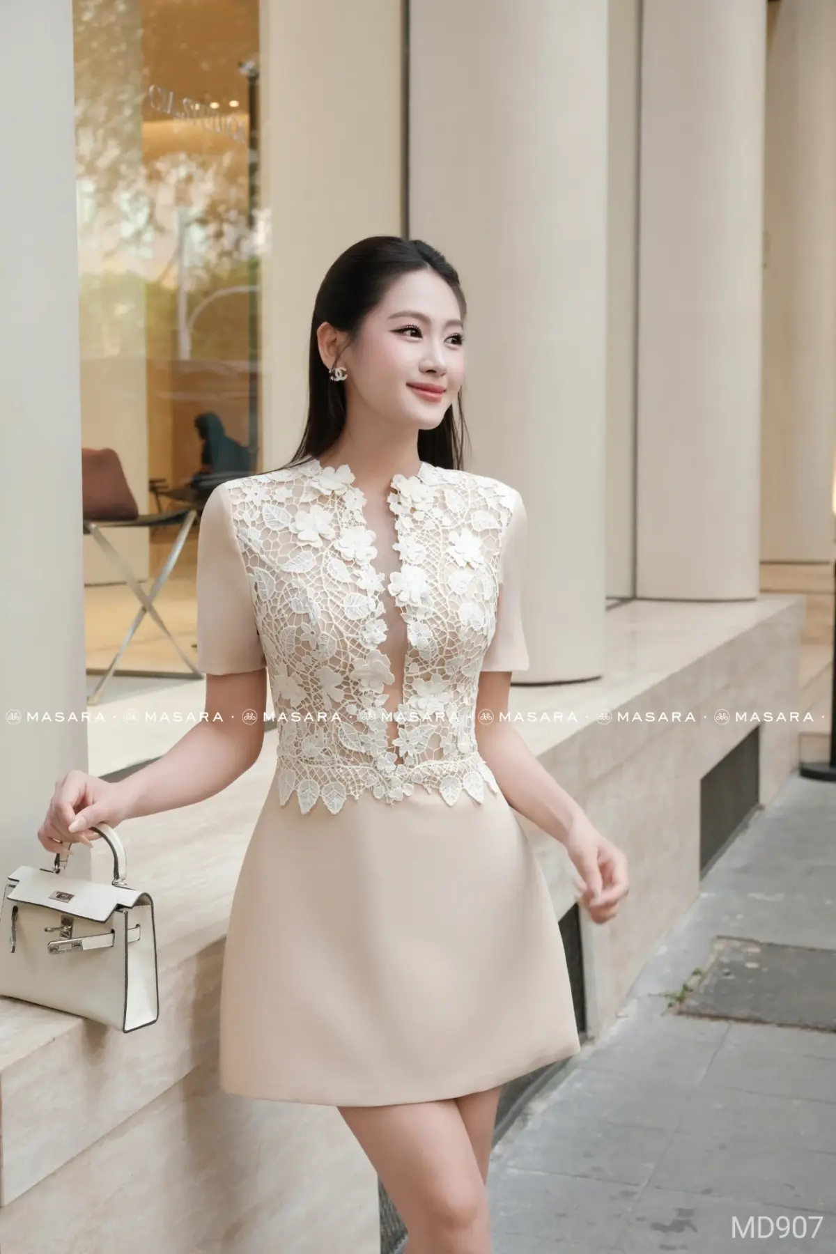 Đầm ngắn dáng chữ A phối ren hoa cao cấp thanh lịch, tiểu thư và sang trọng – Đi làm, gặp gỡ đối tác, dự tiệc nhẹ, hẹn hò | Masara MD907 — mã MD907