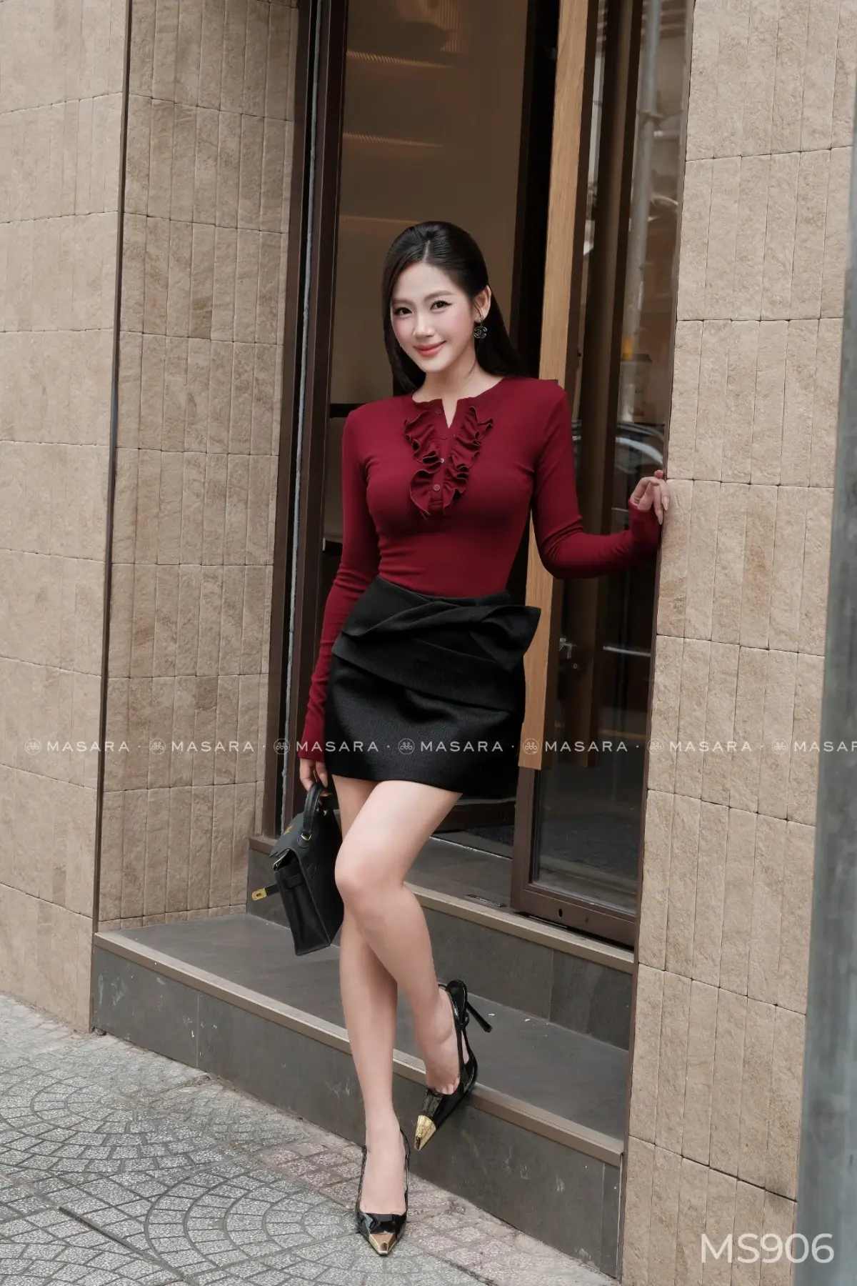 Set váy ngắn áo thun cotton nhung đỏ đô phối chân váy chữ A đen sang trọng, thời thượng – Đi làm, dạo phố, hẹn hò | Masara MS906 — mã MS906