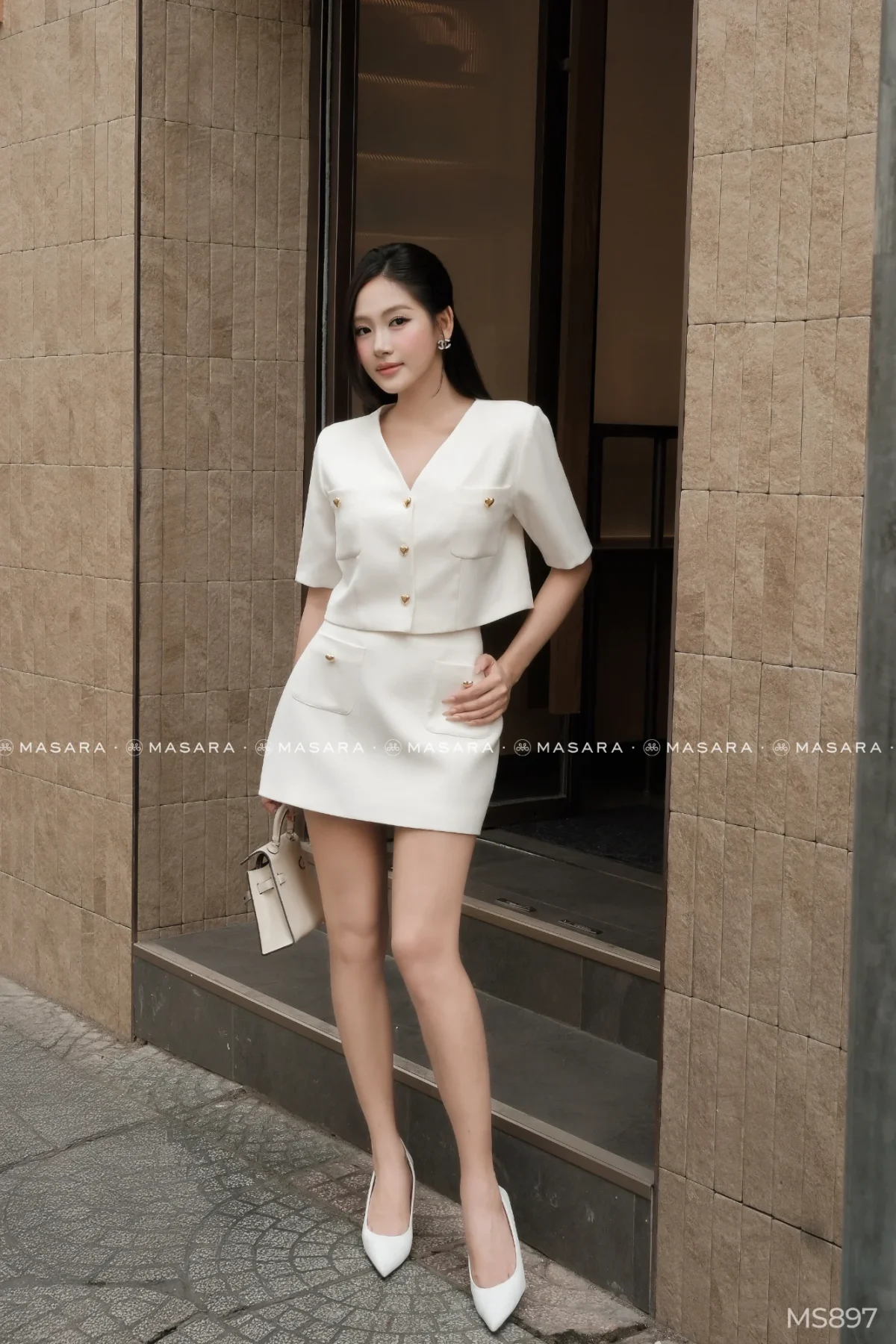 Set váy ngắn cotton hàn cao cấp đính nút trái tim ánh vàng sang trọng, trẻ trung – Đi làm, đi chơi, dạo phố | Masara MS897 — mã MS897
