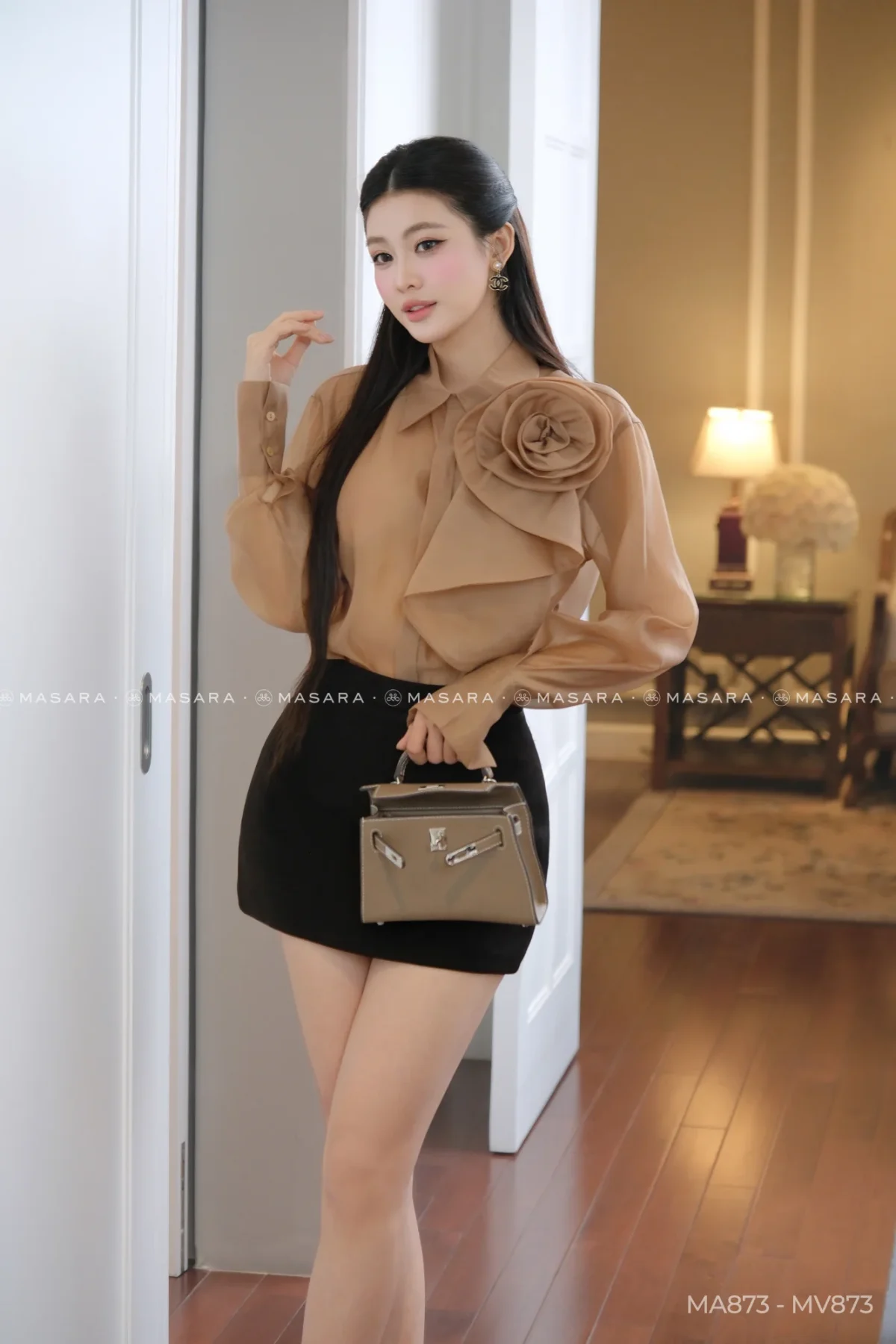 Chân váy ngắn bố nhung ép keo đứng dáng basic tone đen thanh lịch, dễ phối đồ – Đi làm, dạo phố | Masara MV873 — mã MV873