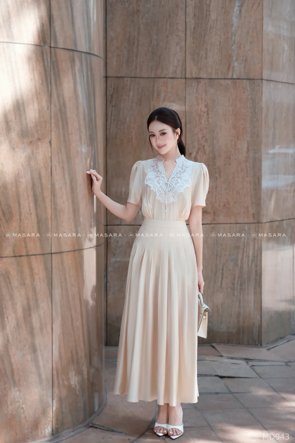 Đầm dài tơ tone nude mềm mịn tay ngắn phối ren hoa cổ V thướt tha – Đi làm, tiệc nhẹ, sự kiện | Masara MD943 — mã MD943