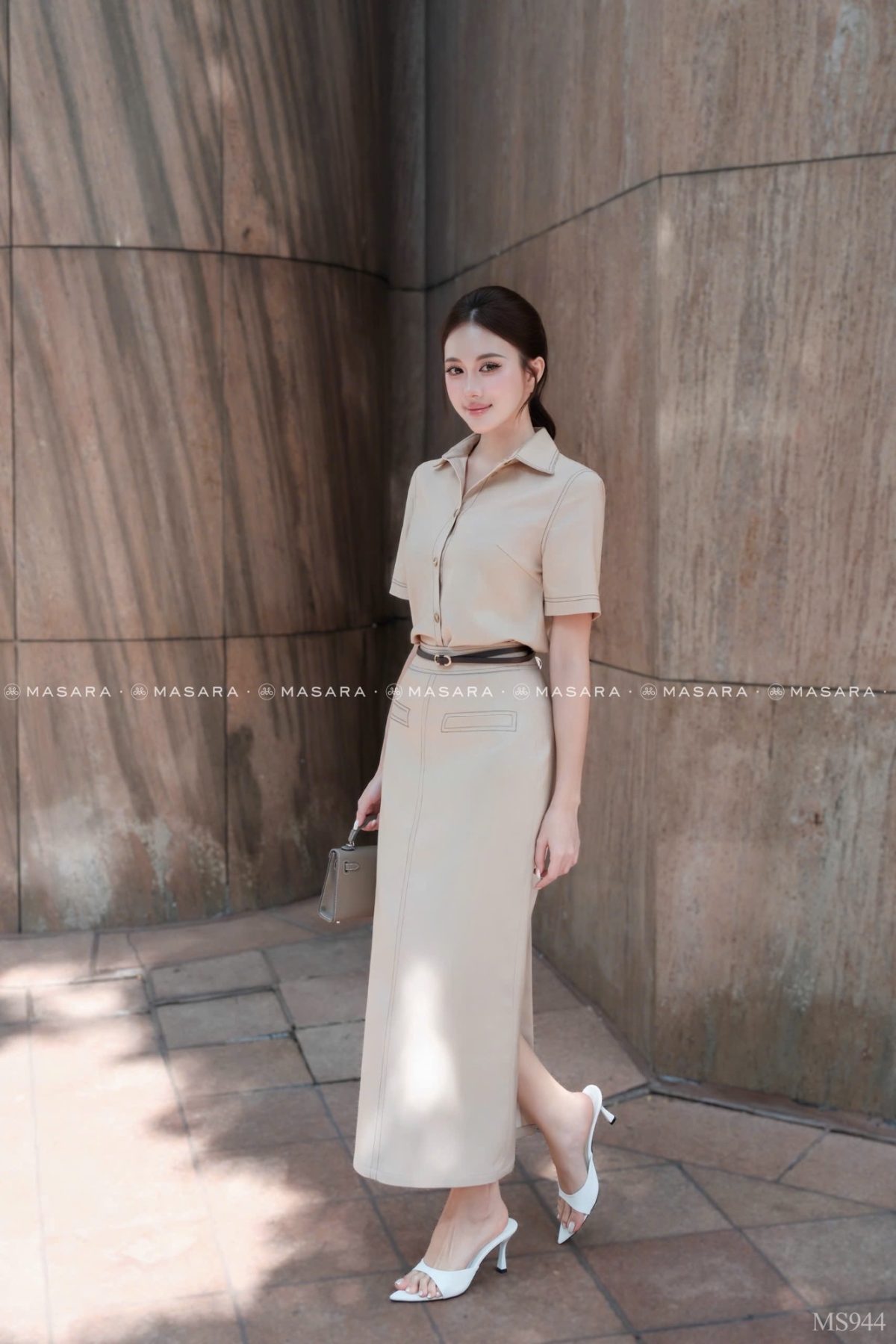 Set áo sơ mi ngắn tay denim tone kem phối chân váy dài ôm cạp cao thanh lịch, sang trọng – Đi làm, gặp gỡ đối tác | Masara MS944 — mã MS944