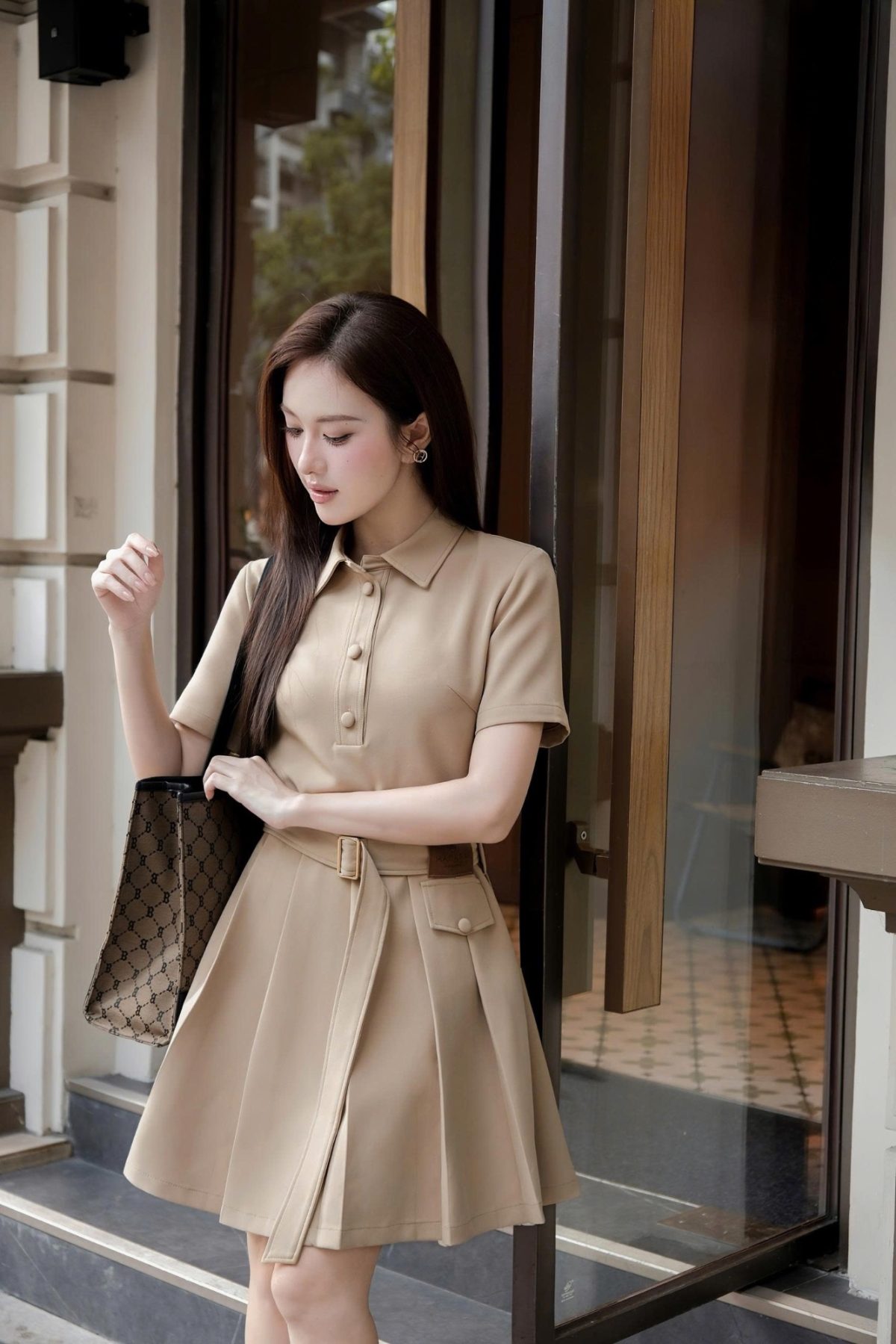 Đầm ngắn sơ mi carolan nâu be tay ngắn kèm đai thắt eo và chân váy xếp ly thu đông thanh lịch, trẻ trung – Đi làm, sự kiện, dạo phố | Masara MD961 — mã MD961