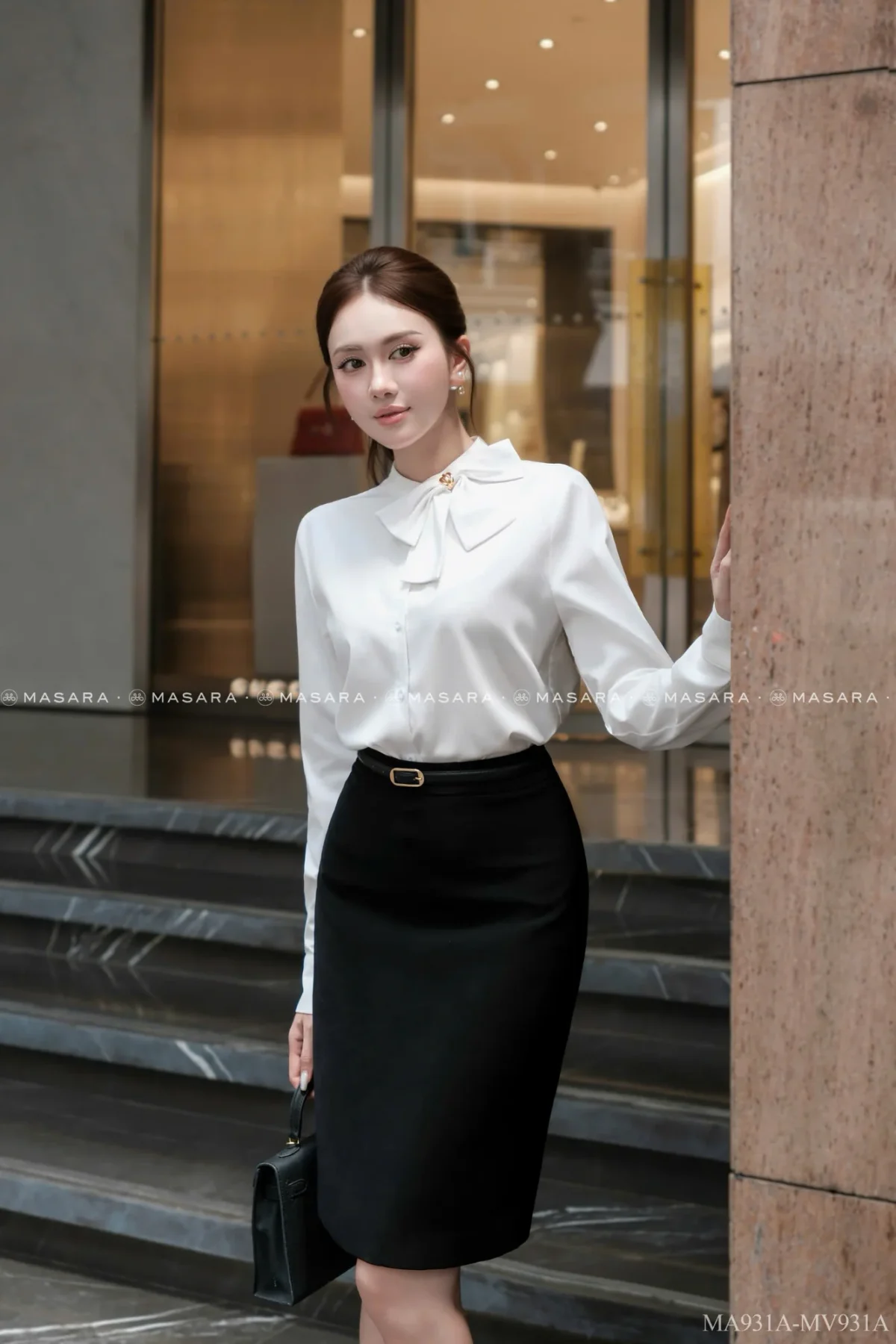 Áo sơ mi kate suông cổ nơ đính đá lệch thanh lịch, tinh tế – Đi làm, họp hành, đi cà phê, dạo phố | Masara MA931A — mã MA931A